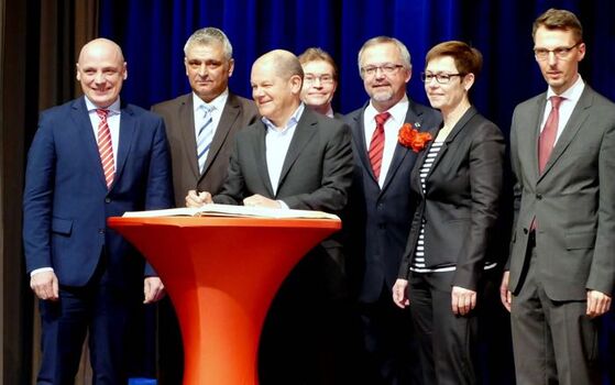 Olaf Scholz beim Eintrag ins Goldene Buch der Gemeinde Sandhausen